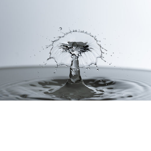 macro-opname van 2 druppels water die op elkaar botsen in grijze tinten