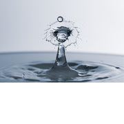 macro-opname van 2 druppels water die op elkaar botsen in blauwe tinten