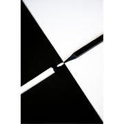 macro-opname van 2 potlodenpunten die elkaar ontmoeten in symmetrie, in zwart-wit contrast