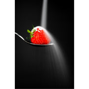 macro-opname van een aardbei met vallende suiker genomen met lange sluitertijd