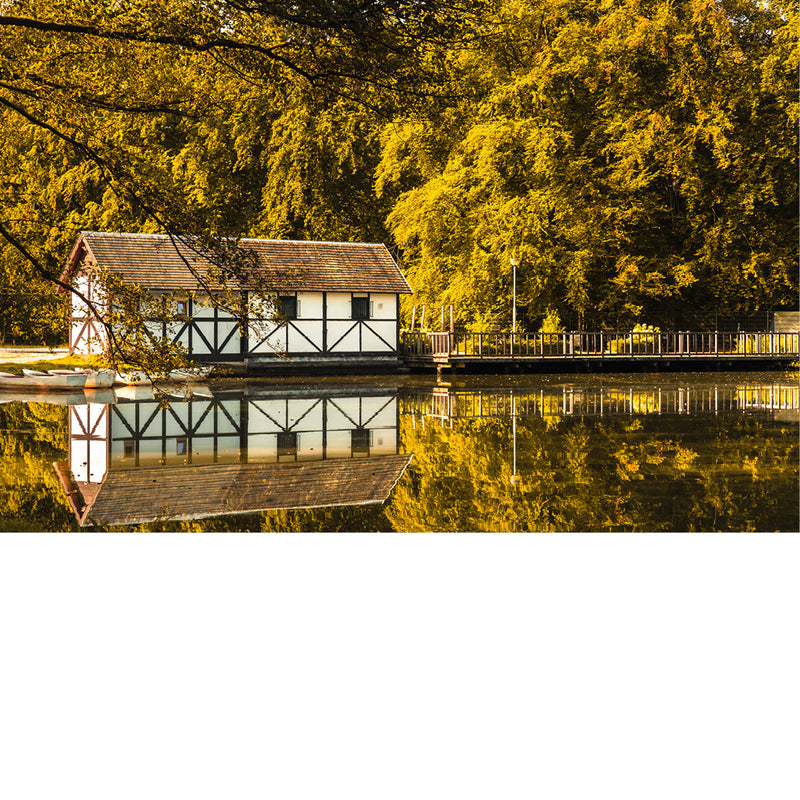 herfstfoto van het boothuisje in het Park van Brasschaat met reflectie in het water