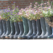 natuurfoto van een reeks regenlaarzen met bloemen