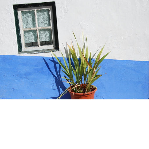 blauw-wit huis, scheef raam