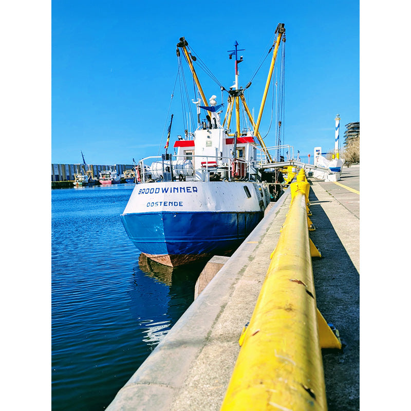 Een kleurrijke vissersboot in de haven van Oostende.