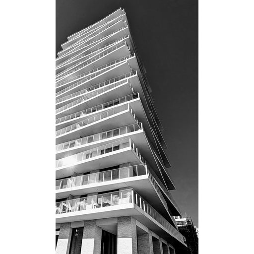 Een appartementsgebouw met een speciale geschranste structuur in Oostende.