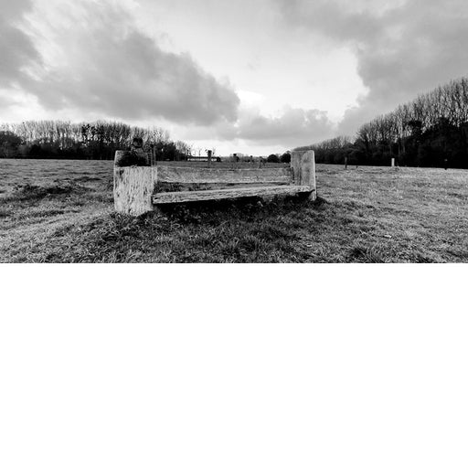 Landschap met een mooie houten rustbank.