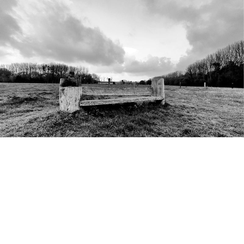 Landschap met een mooie houten rustbank.