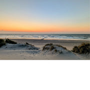 Een warme zonsondergang aan de Belgische kust, vanop de dijk in Westende.