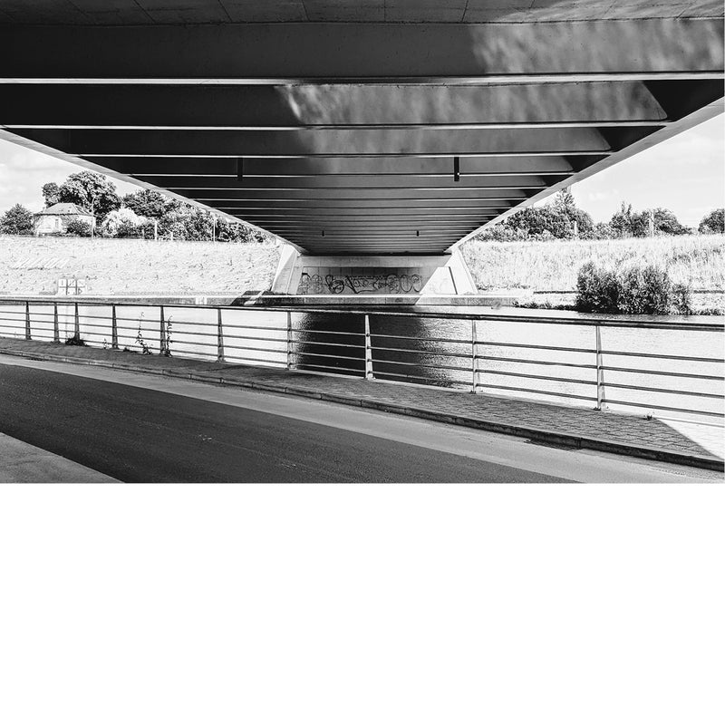 Perspectieffoto van een brug langs de Suikerkaai in Halle.