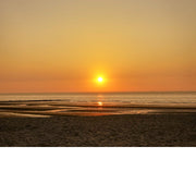 Een warme zonsondergang met reflecties in het zeewater.