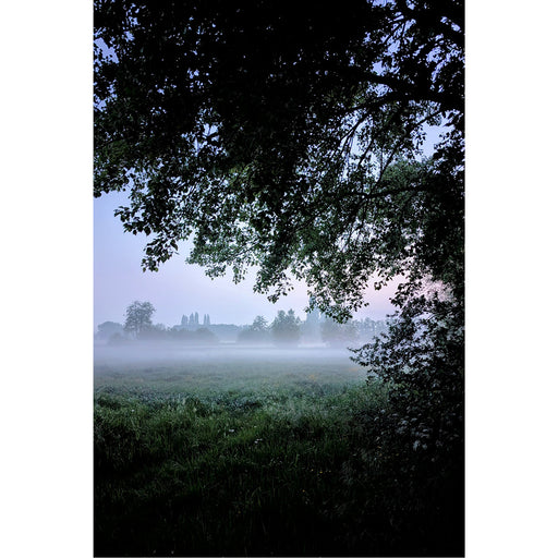 De hemel klaart zachtjes op, voor zonsopgang, tijdens een koele lentemorgen.