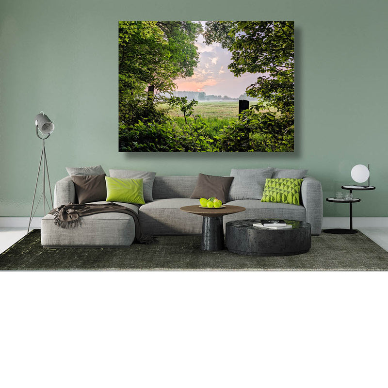 De zon breekt door de wolken