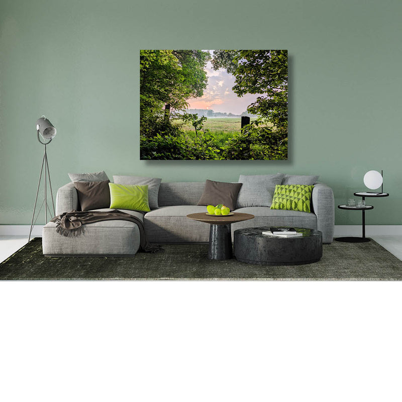 De zon breekt door de wolken