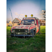 Deze Renault 4 heeft spannende tijden meegemaakt, maar staat nu op rust in een grasveld.