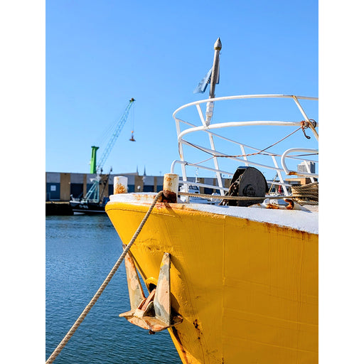 Detail van een gele vissersboot in de haven van Oostende.