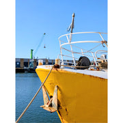 Detail van een gele vissersboot in de haven van Oostende.