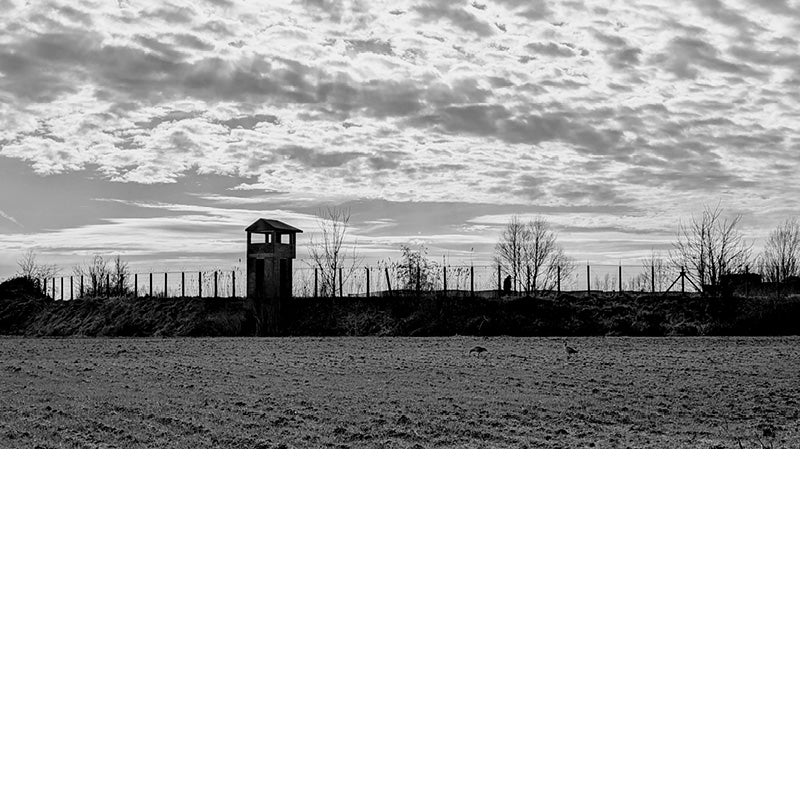 De donkerte en grauwheid van de foto passen bij de geschiedenis van het Fort van Breendonk.