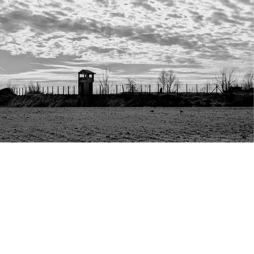 De donkerte en grauwheid van de foto passen bij de geschiedenis van het Fort van Breendonk.