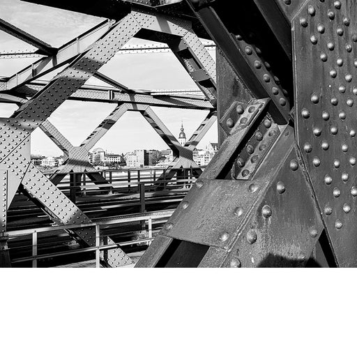 Wie door de Temsebrug kijkt, ziet in de verte de kerk.