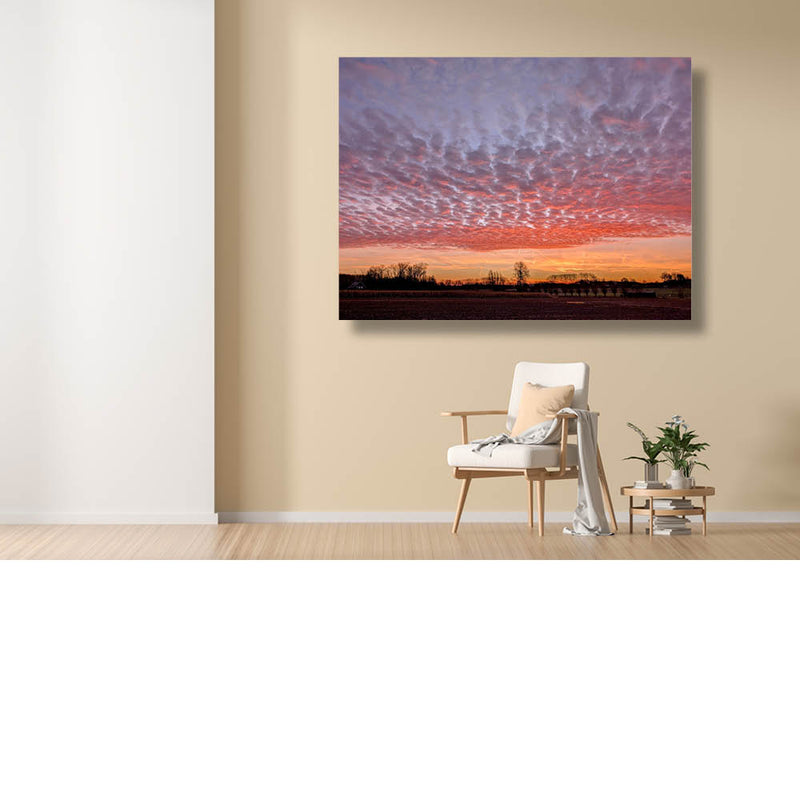 Roze wolken boven een oranje gloed