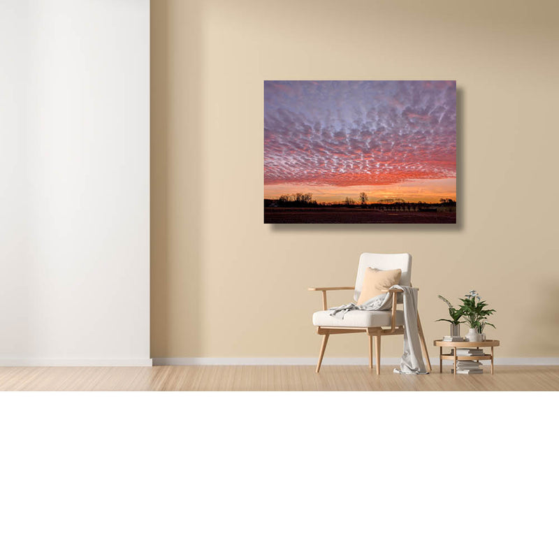 Roze wolken boven een oranje gloed