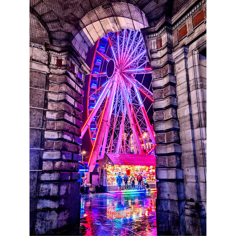 Zicht op reuzenrad The View vanuit het Centraal Station in Antwerpen, met een groot contrast tussen de beiden.