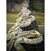 Blik op een verlaten tennisveld. Over dit net zullen nooit meer tennisballen vliegen.