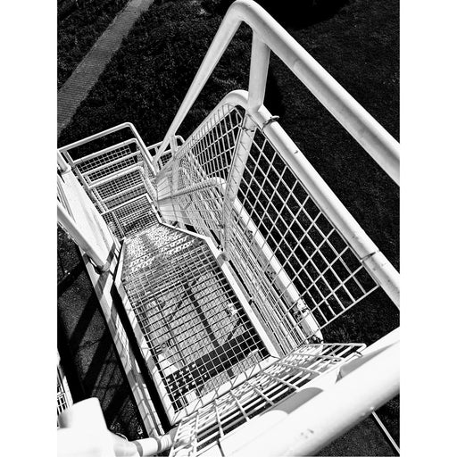 Boeiend spel van tralies en trappen, vanuit een hoogteperspectief.