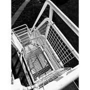 Boeiend spel van tralies en trappen, vanuit een hoogteperspectief.