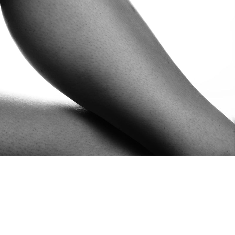 Het menselijk lichaam wordt quasi abstract en gereduceerd tot vorm en structuur.