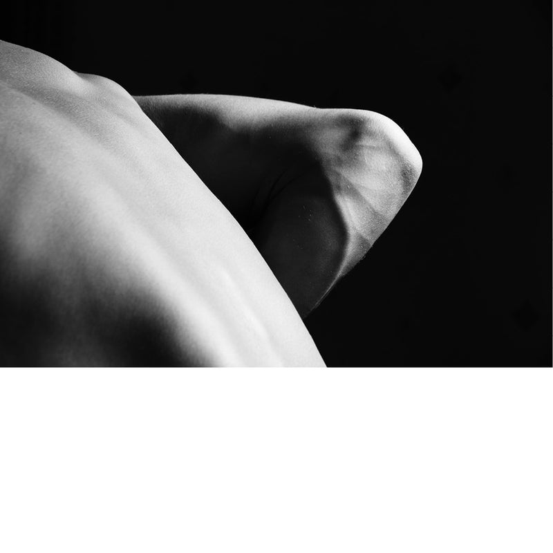 Het menselijk lichaam wordt quasi abstract en gereduceerd tot vorm en structuur.