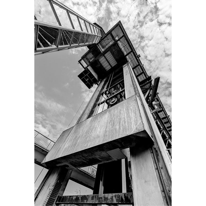 Zwart-wit beeld vanuit een ongewone hoek van de Nieuwe Tijsluis in Dendermonde