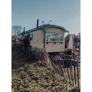 Deze retro stacaravan is een mooi element in de tuin.