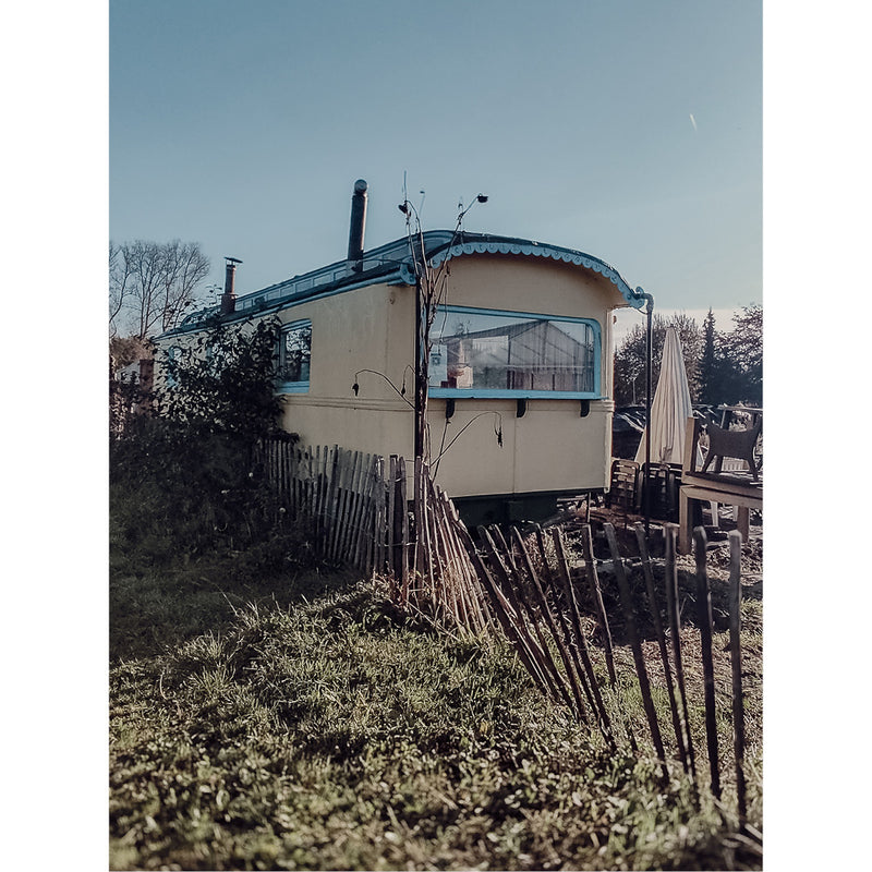 Deze retro stacaravan is een mooi element in de tuin.