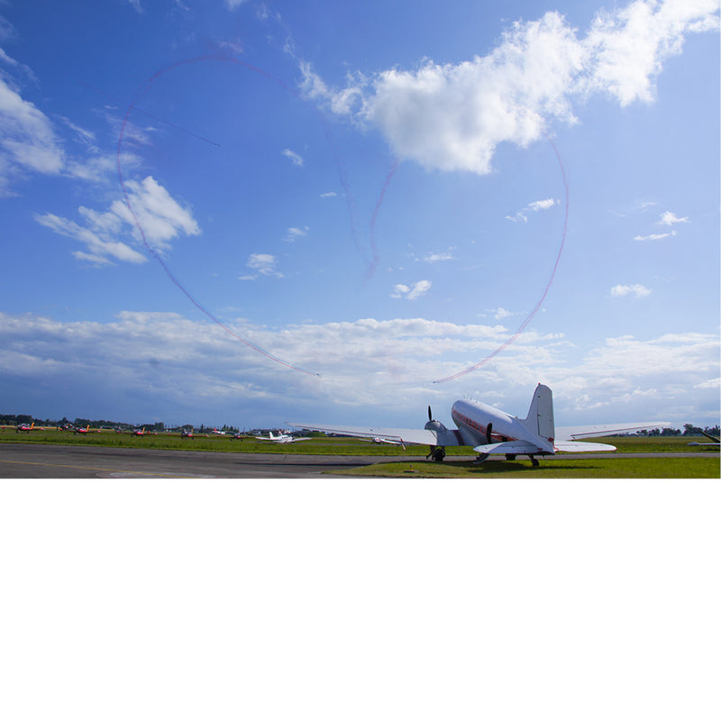 De luchtacrobaten van de Coxyde Air Show tonen hun liefde voor het vliegen.