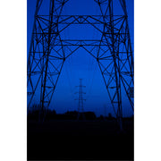 Hoogspanningspalen op lijn tijdens het blauwe uurtje.