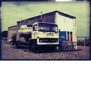 Een oud vrachtwagentje staat klaar voor zijn laatste ritten in de jachthaven van Nieuwpoort.