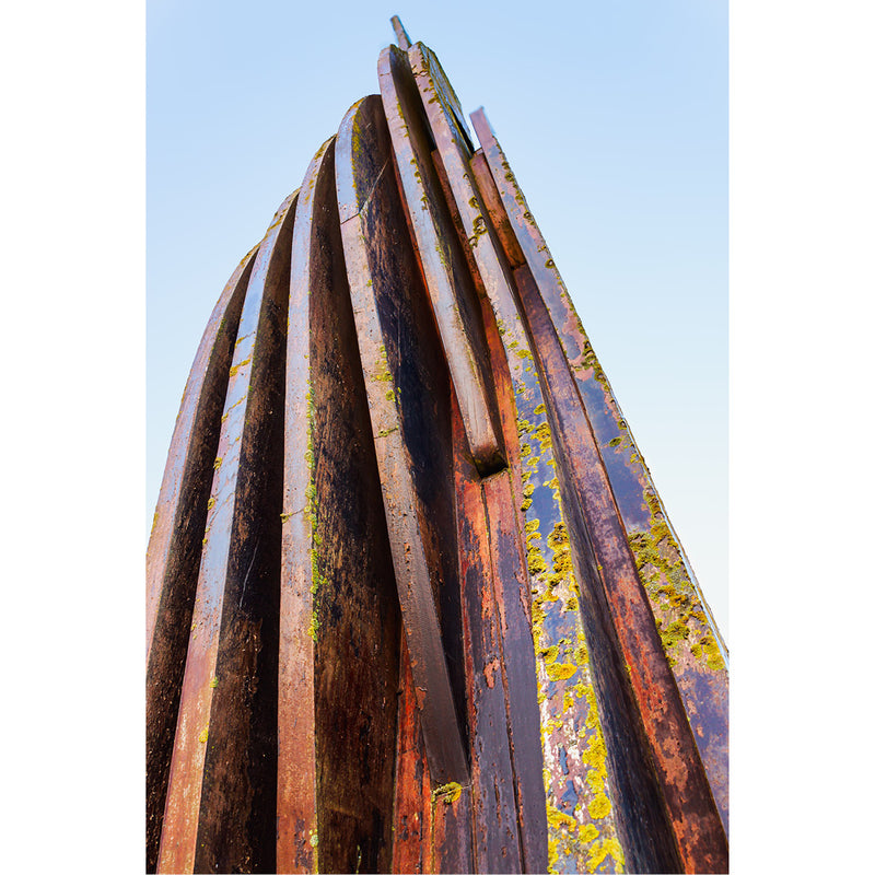 Dit imposante abstracte kunstwerk schiet naar de hemel.