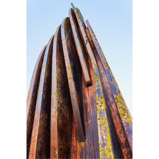 Dit imposante abstracte kunstwerk schiet naar de hemel.