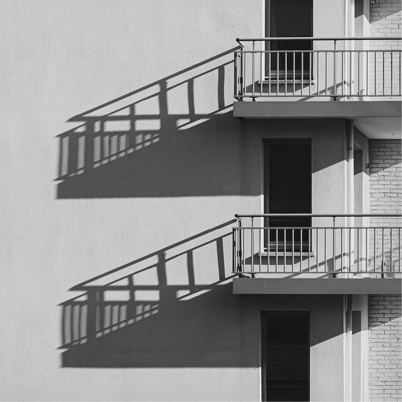 Balkons die door de schaduwinval de indruk geven hoekbalkons te zijn