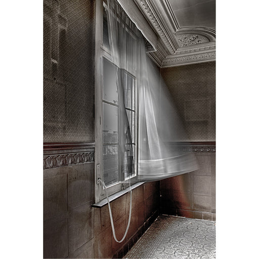 Door een voorbijrijdende vrachtwagen wapperde het gordijn