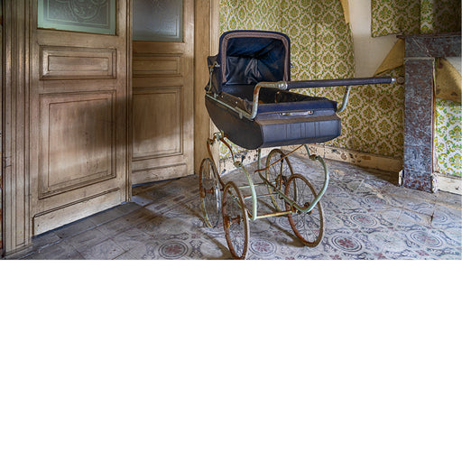 Antieke kinderwagen stond in verlaten huis