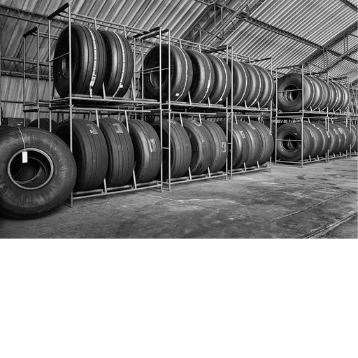 Vliegtuigbanden in oude loods