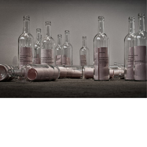 Camera op grond gezet, in de flessen zit een papiertje waarschijnlijk met boodschap