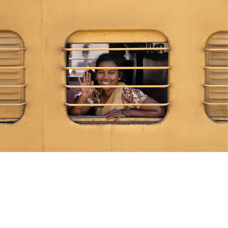 Sympathieke dame in een treinstation in India