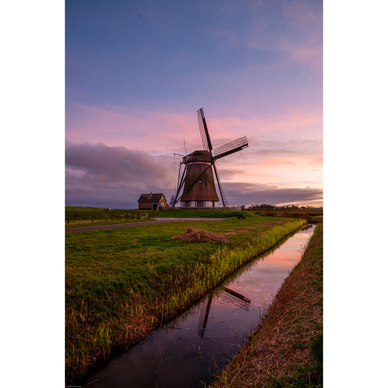 Een mooie windmolen in heerlijk rozelucht in Texel