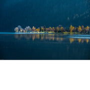 Een ijsblauw meer in de Vogezen met mooie weerspiegeling van de bomen.