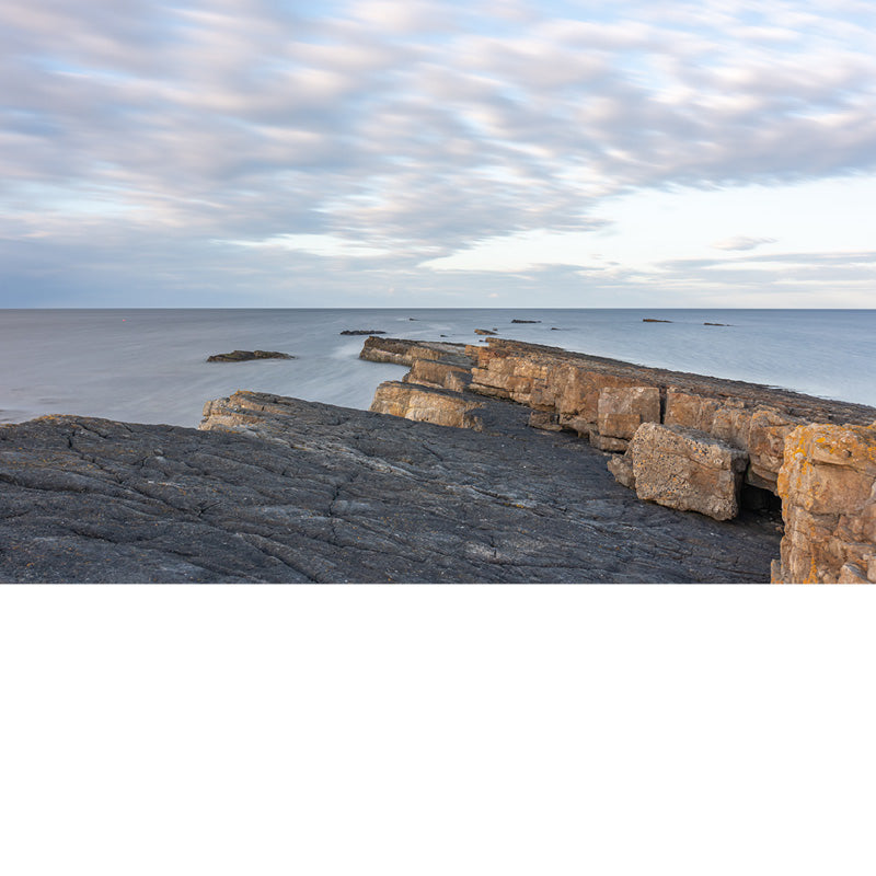 Lange sluitertijd rotsen in Northumberland aan de kust 