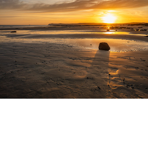 Een geweldige zonsopgang aan het strand aan de opaalkust