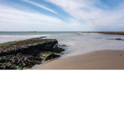 Door de lange sluitertijd krijgt het water rond de rotsen een effect van wolken.